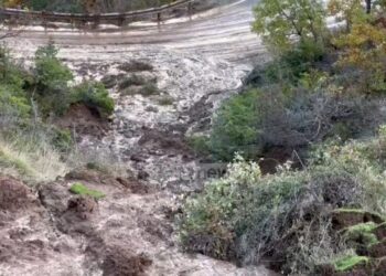 Shembje dherash në rrugën Klos-Qaf Buall, çarja e tokës i afrohet banesave