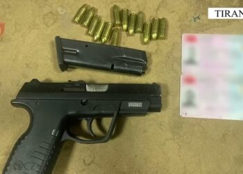 Pa patentë dhe me pistoletë në makinë, arrestohet 40-vjeçari në Tiranë