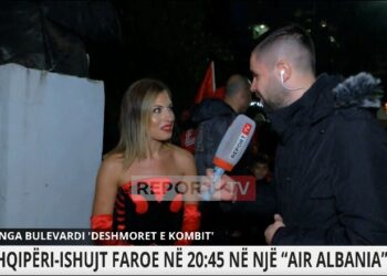 Modelja, e veshur me fustanin kuqezi dhe shqiponjë: E ndjek Kombëtaren edhe në transfertë