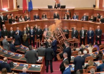 VIDEO/ Kaos në seancën parlamentare për buxhetin 2024, Noka hedh tymuese