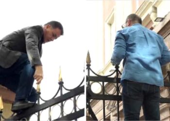 VIDEOLAJM / Flamur Noka hyn në Kuvend nga kangjellat, deputeti me dorë të thyer e ndihmon
