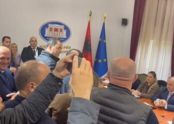 “Zbato rregulloren, lëre respektin moj…”, zbardhet debati te Komisioni për Çështjet Evropiane