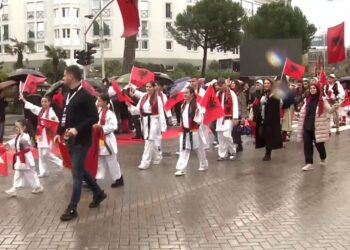LIVE/ Parada Kuqezi në Tiranë, 150 delegacione nga të gjitha trojet parakalojnë në bulevard
