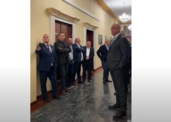 Rithemelimi shkakton sërish kaos në Kryesinë e Kuvendit, pengon deputetët e PS të futen në Komision