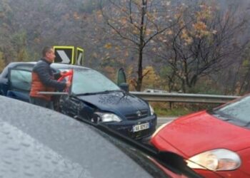 Aksidenti/ Ishin nisur nga Maqedonia e Veriut për festën e Pavarësisë, autobusi me nxënës përplaset me një makinë në Librazhd