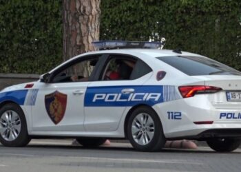 Morën me forcë një 18-vjeçar dhe e futën në automjet, dy të arrestuar në Tiranë, në kërkim i treti