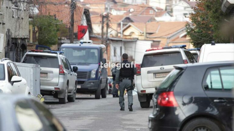 Policia, aksion për kapjen e 5 grabitësve të argjendarisë: Vritet njëri prej tyre, plagoset një efektiv