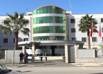 I dënuari për vrasje largohet nga shtëpia, pezullohen 4 policë që po e ruanin