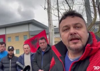 Vetëvrasja e Alfred Doskut, shqiptarët protestojnë në qendrën e dëbimit