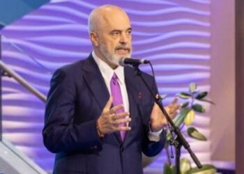 “Mblidhemi në moment krizash”, Rama flet shqip në takimin e NATO-s në Shkup, uron Ditën e Alfabetit