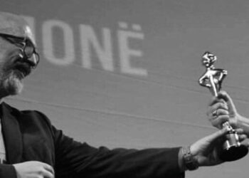 Historia frymëzuese e taksistit që i ktheu kuletën e humbur regjisorit të njohur në Tiranë