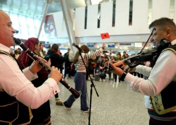 FOTOT/ Të huaj e shqiptarë hedhin valle: Festë për 111-vjetorin e Pavarësisë dhe në aeroportin e Rinasit