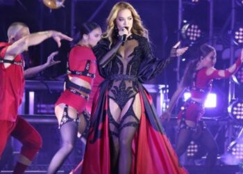 Rita Ora falënderon Zotin kur zbret në aeroportin e Prishtinës, prek tokën me dorë