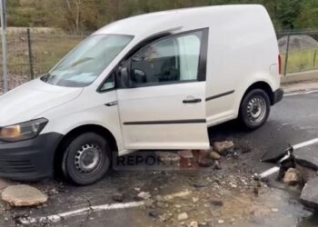 Çahet asfalti në rrugën e Arbrit, makinat kalojnë me vështirësi