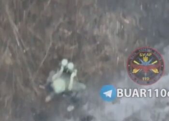 VIDEO/ Si zombi, ushtari rus endet mes bombave, i dehur apo i droguar?!