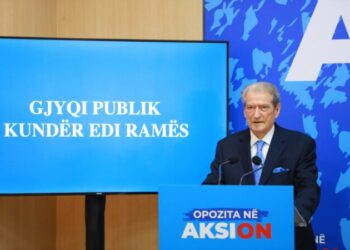 I kërkuan të ndalë tensionet, Berisha tallet me ambasadat: Tymi në Kuvend është ylber për ne!
