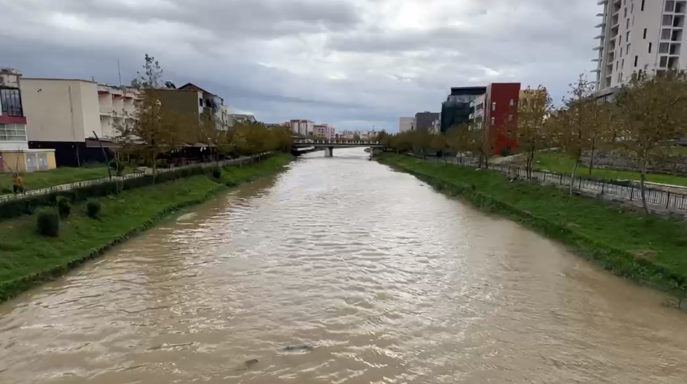 Situata e motit/ Instituti i Gjeoshkencave: Pasditja sjell reshje shiu, kryesisht në veri të vendit