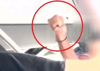 VIDEO/ Shoferi i autobusit sulmon me kaçavidë pasagjerin: Jam i sëmurë mendor, dua të shkoj në burg!