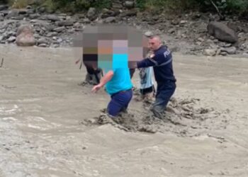 U bllokuan në Kanionin e Langaricës, zjarrfikësit shpëtojnë 23 turistët e huaj në Përmet