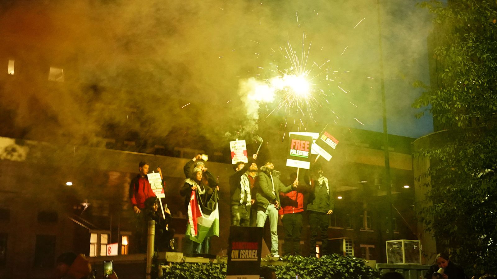 300 mijë protestues në tubimin pro-palestinez në Londër, mbi 100 u arrestuan