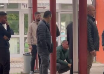 VIDEO/ Të tronditur e me lot në sy, futbollistët e Egnatias shohin se si largohet trupi i Raphael Dwamena