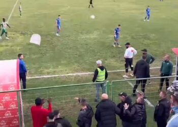 Goditi gjyqtarin me stol në ndeshjen Apolonia-Vora, në kërkim 35-vjeçari