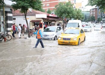 Stuhia/ Nga rrugët, te portet dhe aeroportet, Balluku: Ekipet janë në terren. 16 fidera po riparohen, prurjet në kaskada të menaxhueshme