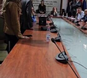 U futën nga dritaret, deputetët e Berishës bllokojnë Komisionin e Ligjeve. Sula: Po na rrahin o Arben…