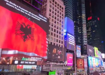 Times Square “vishet” kuq e zi/ Shqiptarët në New York festojnë Ditën e Flamurit