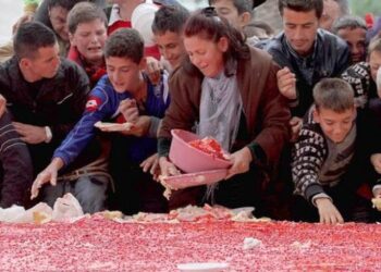 VIDEO/ Momenti kur u çnderua 28 nëntori: Festa e turpshme e Berishës me tortën gjigande për 100 vjetorin e Pavarësisë së Shqipërisë