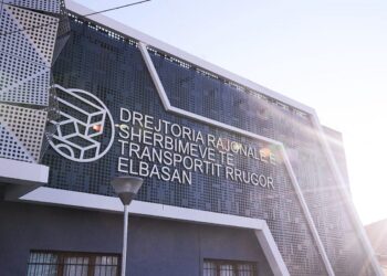 Arrestohet punonjësi i DRSHTRR në Elbasan, ndihmoi 37-vjeçarin të shiste makinat e marra me qira