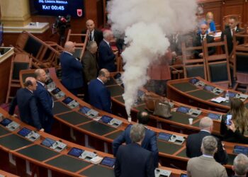 Kaosi në Parlament, socialistët kërkojnë ndëshkimin e tre deputetëve të Berishës (Emrat)