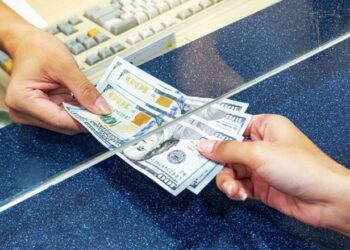 Këmbimi valutor/ Forcohet dollari ndaj lekut, euroja humb terren