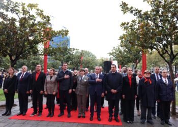 79-vjetori i Çlirimit të Tiranës, Veliaj nderon 10 veteranë të LANÇ: Koha për te reflektuar dhe vlerësuar ata që sakrifikuan jetën