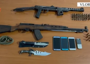 Kishte kthyer banesën në depo armatimi, policia nxjerr pamjet e arrestimit të 50-vjeçarit