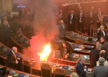 Tymueset dhe flakët në Kuvend, socialistët mbledhin firmat: Të përjashtohen 4 deputetë të Berishës