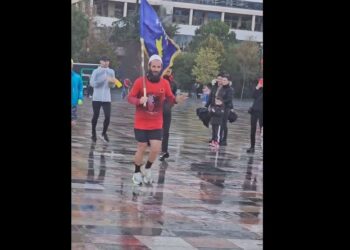 VIDEO/ Nga Prishtina në Tiranë për flamurin, “maratonomaku” mbërrin në sheshin “Skënderbej”
