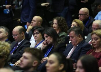 FOTOT/ Çfarë nuk u pa në Kuvendin e Foltores, ish-deputeti me kobure, shfaqet i plagosur