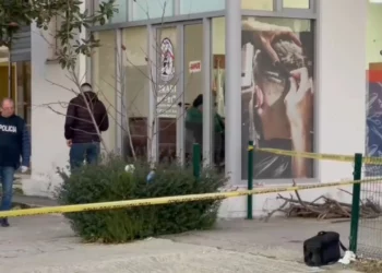 Të shtëna me pistoletë drejt një biznesi në Fier, shpallet në kërkim autori