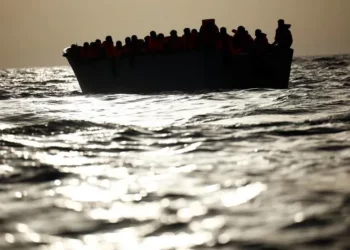 Më shumë se 60 emigrantë dyshohet se janë mbytur pranë Libisë, dëshmojnë të mbijetuarit