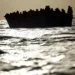 Më shumë se 60 emigrantë dyshohet se janë mbytur pranë Libisë, dëshmojnë të mbijetuarit