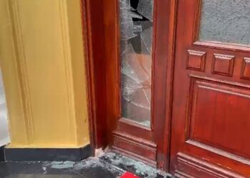 VIDEO / Xhama të thyer dhe… Çfarë mbeti pas një seance 10 minutëshe të Kuvendit