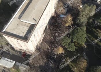 Pamjet me dron/ Berishën e braktisin edhe militantët në protestën para Kuvendit