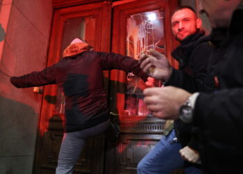 Dhunë, tym e flakë në Beograd. Policë të plagosur e dhjetëra të arrestuar në protestën anti-Vuçiç