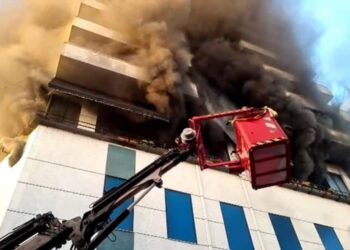 Shuhet pas 10 orësh zjarri në Lushnjë, 3 fëmijë e 8 zjarrfikës përfundojnë në spital