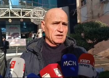 Zjarri në qendrën tregtare në Lushnjë, banorja e pallatit: Zjarrfikësit erdhën pa ujë