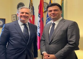 Basha takim me kongresmenin Hill në SHBA, godet Berishën: Prioriteti im, lufta ndaj të korruptuarve