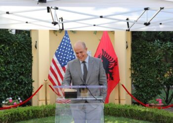 Diplomati amerikan fshikullon Berishën: Nuk merremi me non-gratat!