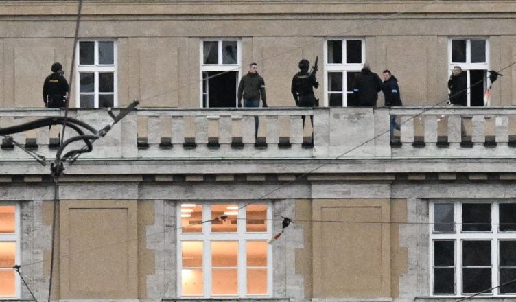 VIDEO/ “Në çati, qëllojeni”! Dalin komunikimet tronditëse mes policëve pas masakrës në Pragë