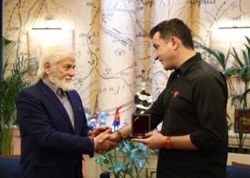 Sot mbush 81 vjeç, Veliaj nderon me “Medaljen e Mirënjohjes” aktorin e madh, Viktor Zhusti